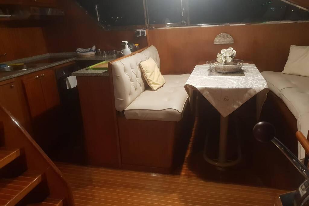 Motor Boat Paloma Rea Botel
