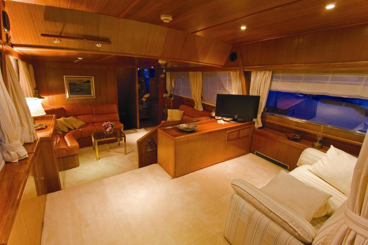 Motor Boat Paloma Rea Botel
