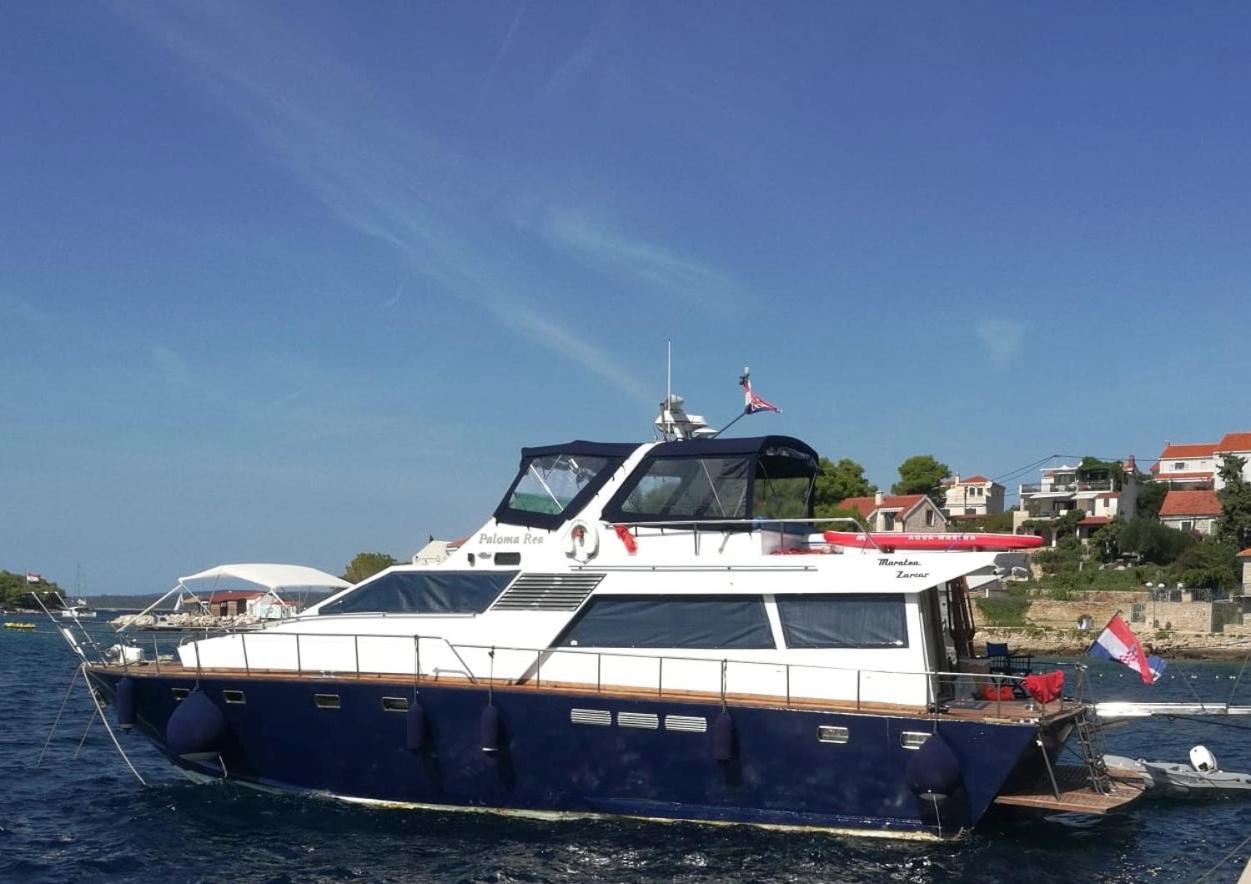 Botel Motor Boat Paloma Rea *